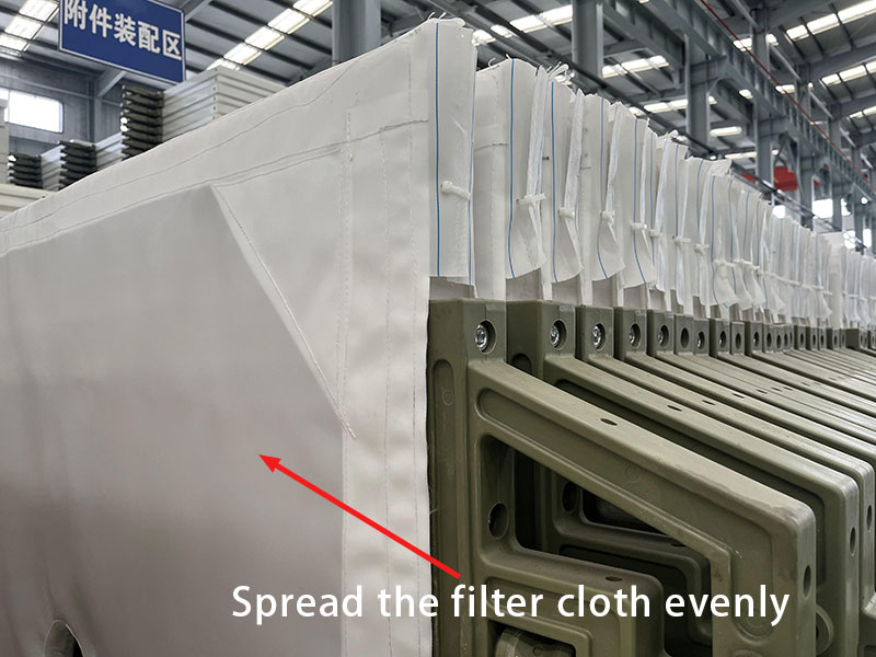 Spread the filter cloth evenly